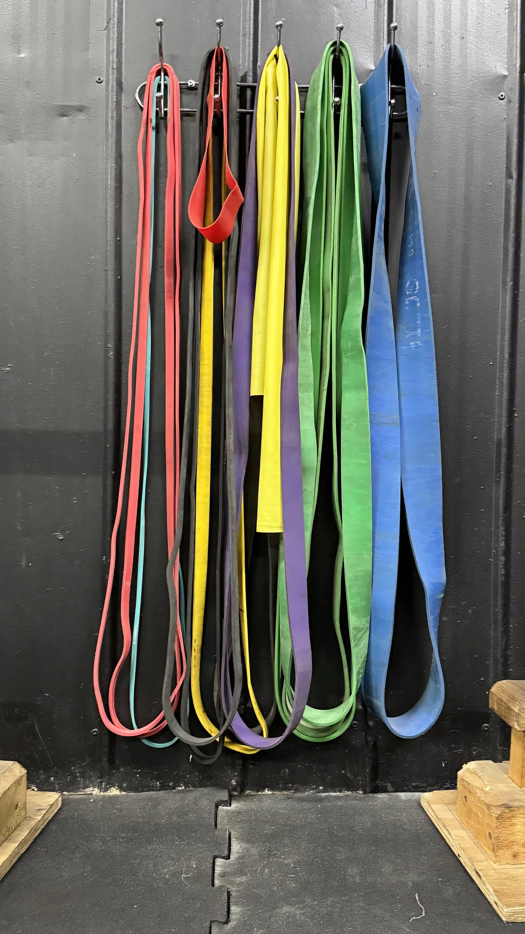 Bandas elasticas de resistencia colgadas en el estudio Prometheus