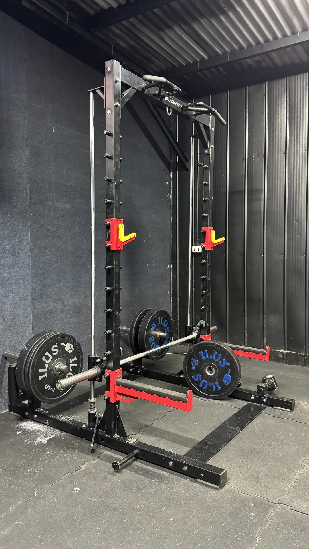 Rack con barra olimpica cargada para entrenamiento de fuerza