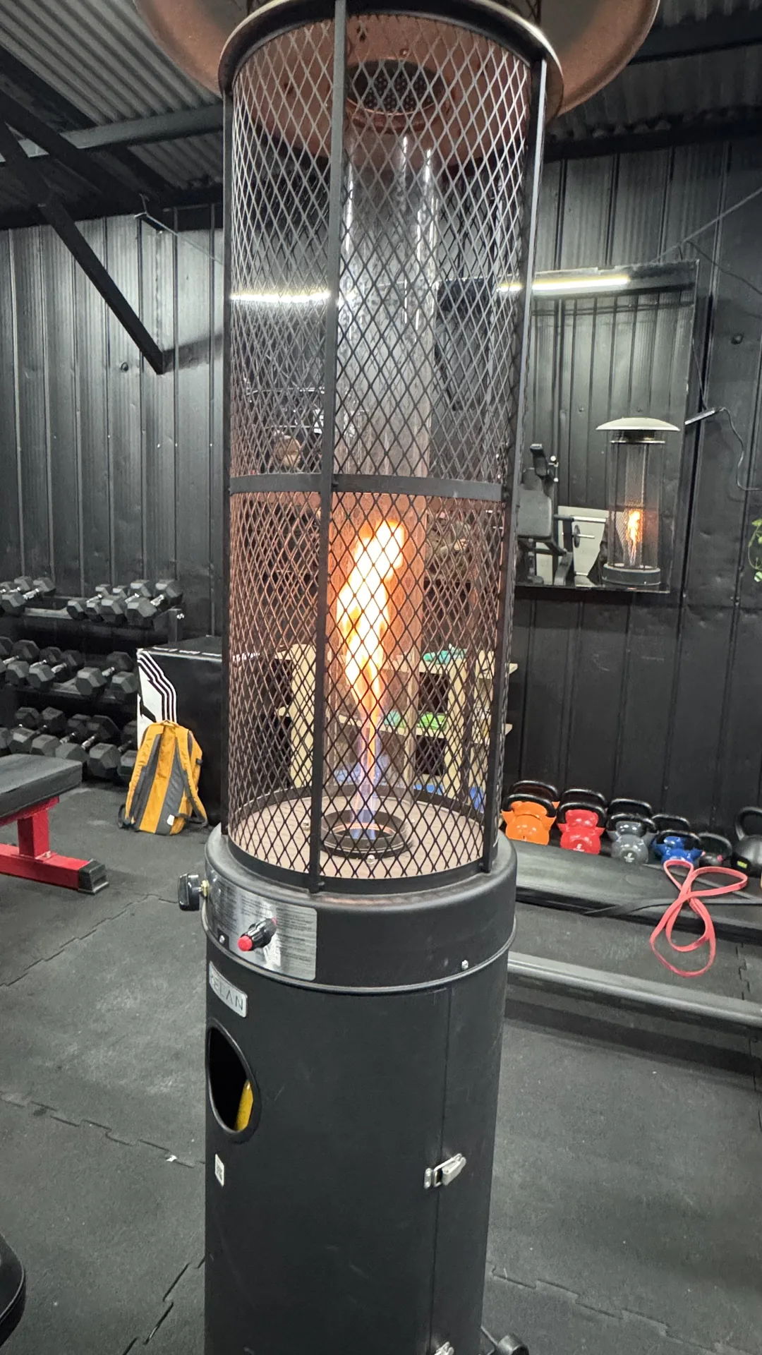 Ambiente calido del estudio con calefaccion encendida entre el equipamiento