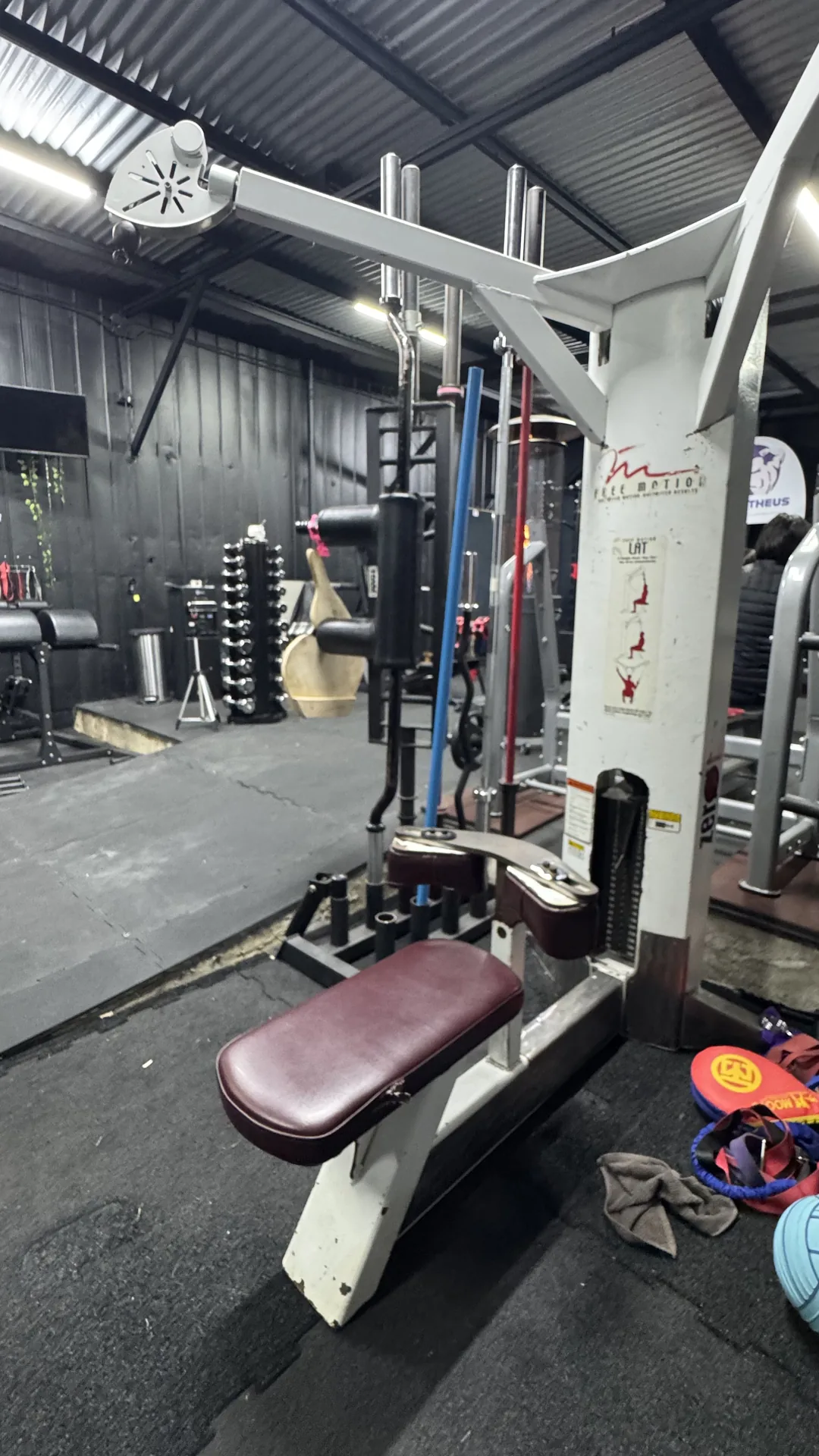 Interior del estudio Prometheus con maquinas de entrenamiento y el logo en la pared